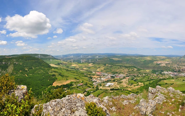 Photographie réaliste d'un paysage urbain ou architectural caractéristique de Millau (Aveyron) - par exemple le viaduc de Millau emblématique ou une vue du centre-ville historique avec ses bâtiments typiques - montrant le contexte géographique et urbain de cette zone de livraison. L'image doit être une photographie authentique de la ville, de jour, claire et professionnelle, sans texte ni logo visible. Cette photo doit visuellement se distinguer des images déjà sélectionnées pour Toulouse, Rodez et Castres en présentant un élément architectural ou paysager caractéristique de Millau.
