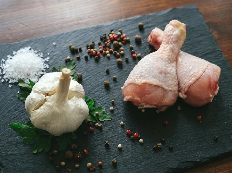 Scène d'intérieur présentant un plateau de fromages artisanaux avec pâtes persillées et pâtes pressées, pain artisanal tranché, noix, herbes fraîches