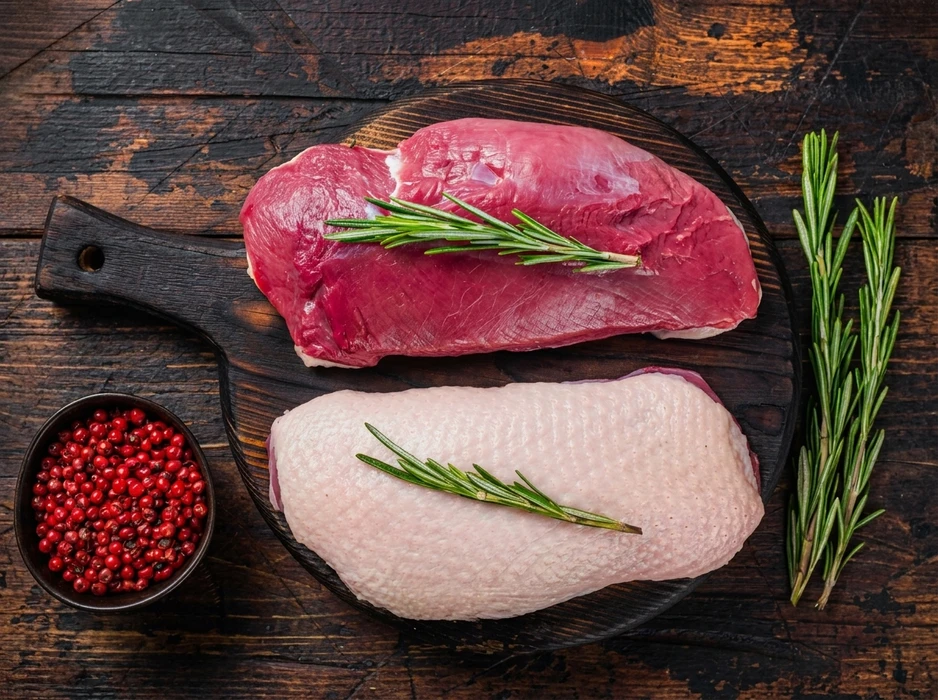 Scène d'intérieur culinaire avec jambon fumé artisanal tranché sur planche de bois rustique