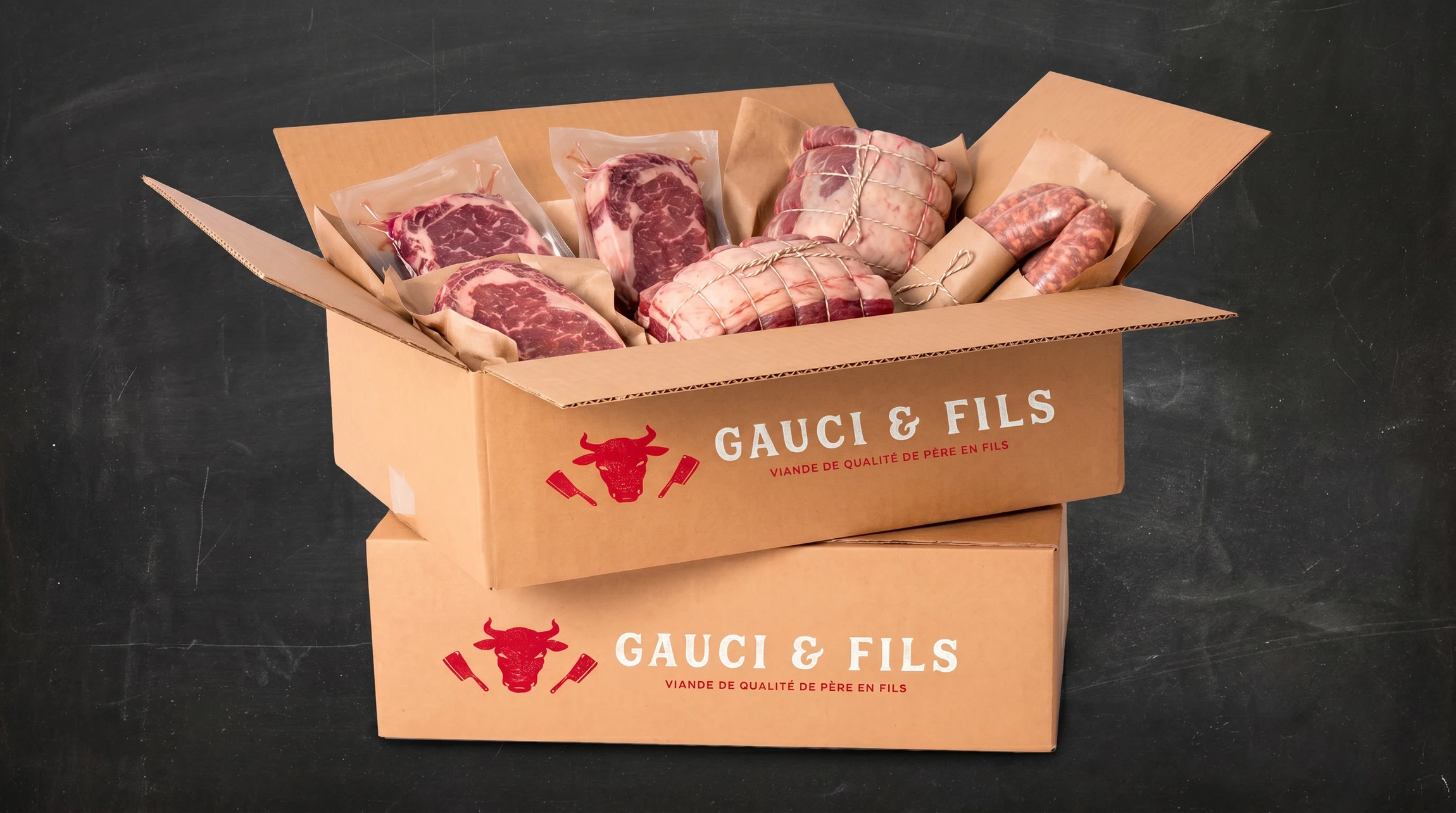Photographie professionnelle d'un colis de viande artisanale ouvert, présentant des portions de viande fraîche de qualité (côtes, rôti, steaks) emballées sous vide ou papier kraft, posées dans une boîte de livraison réfrigérée ouverte. L'arrière-plan montre un paysage rural français avec collines du Tarn ou Aveyron. La scène capture l'essence "de la ferme à votre table" avec une présentation fraîche, authentique et professionnelle mettant en avant la qualité et la fraîcheur des produits.