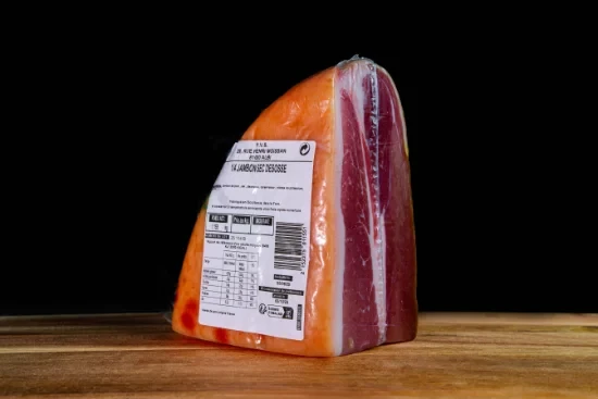 Saucisses grillées artisanales disposées sur planche à découper en bois, accompagnées de moutarde en pot céramique et herbes fraîches, présentation gastronomique professionnelle