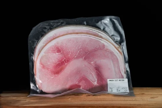 Saucisses grillées artisanales disposées sur planche à découper en bois, accompagnées de moutarde en pot céramique et herbes fraîches, présentation gastronomique professionnelle