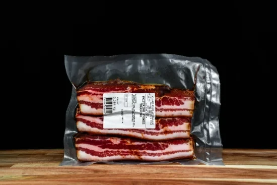 Saucisses grillées artisanales disposées sur planche à découper en bois, accompagnées de moutarde en pot céramique et herbes fraîches, présentation gastronomique professionnelle