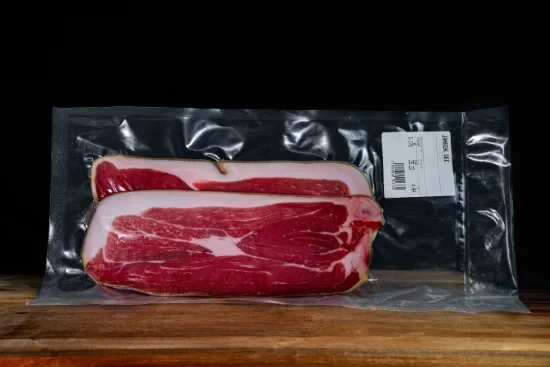 Saucisses grillées artisanales disposées sur planche à découper en bois, accompagnées de moutarde en pot céramique et herbes fraîches, présentation gastronomique professionnelle