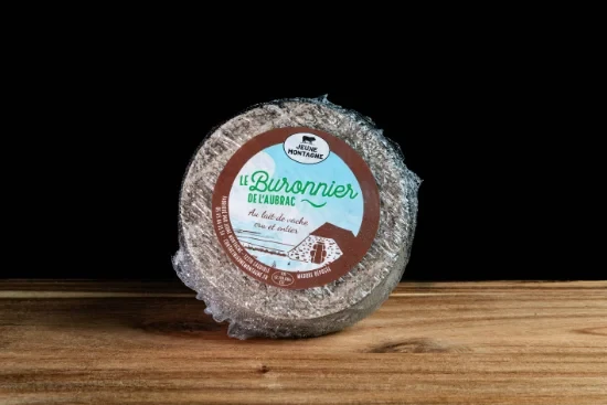 Panorama sur le fromage, de nombreuses variétés de fromages, une vue latérale sur fond noir
