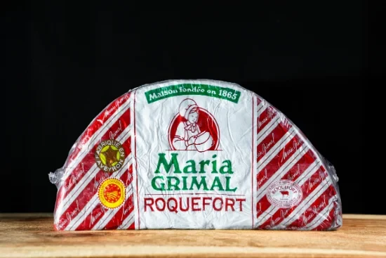 Panorama sur le fromage, de nombreuses variétés de fromages, une vue latérale sur fond noir