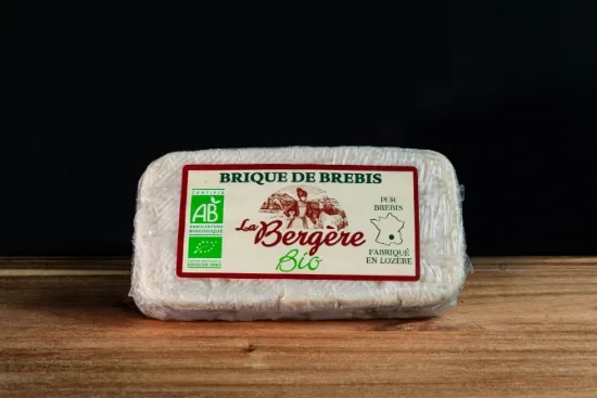 Panorama sur le fromage, de nombreuses variétés de fromages, une vue latérale sur fond noir