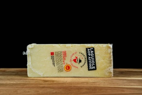 Panorama sur le fromage, de nombreuses variétés de fromages, une vue latérale sur fond noir