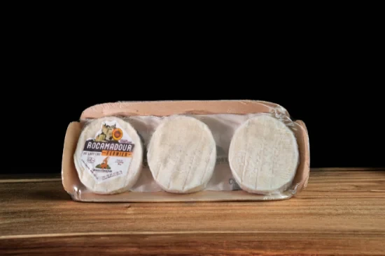 Panorama sur le fromage, de nombreuses variétés de fromages, une vue latérale sur fond noir