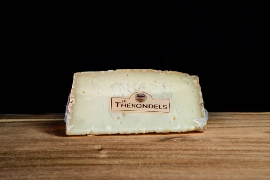 Panorama sur le fromage, de nombreuses variétés de fromages, une vue latérale sur fond noir